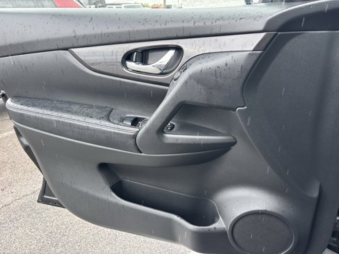 Used 2019 Nissan Rogue SV image 17