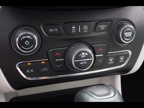 Used 2020 Jeep Cherokee Limited image 28
