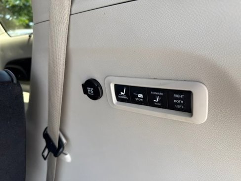 Used 2020 Chrysler Pacifica Limited image 34