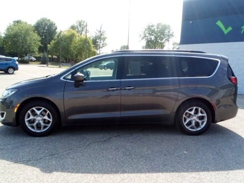 Used 2018 Chrysler Pacifica Touring Plus w/ Tire & Wheel Group image 2