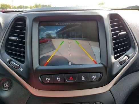 Used 2016 Jeep Cherokee Limited w/ Technology Group image 4