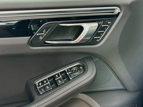 Used 2025 Porsche Macan image 15