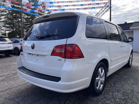 Used 2010 Volkswagen Routan SE image 5