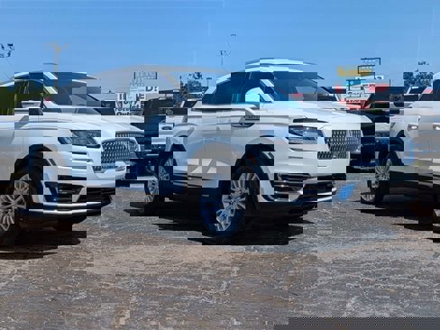Used 2020 Lincoln Nautilus FWD image 2