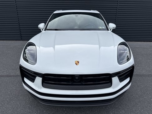 Certified 2025 Porsche Macan image 8