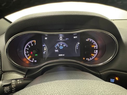 Used 2018 Jeep Grand Cherokee Limited image 18