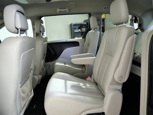 Used 2015 Chrysler Town & Country Touring-L image 14