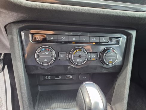 Used 2018 Volkswagen Tiguan SEL image 17