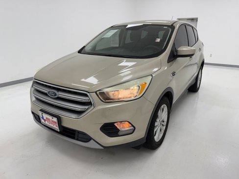 Used 2017 Ford Escape SE image 4