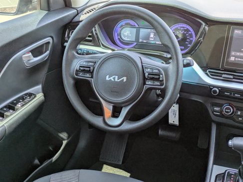 Used 2022 Kia Niro LX image 16