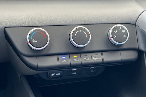 Certified 2025 Hyundai Elantra SE image 24