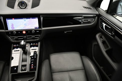 Certified 2025 Porsche Macan Turbo image 25