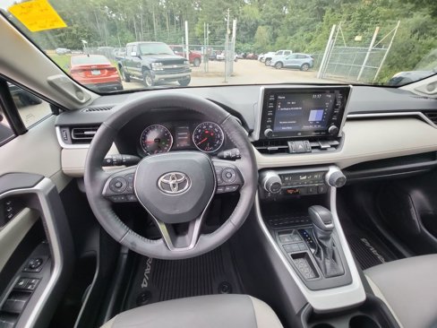 Used 2021 Toyota RAV4 XLE Premium image 15