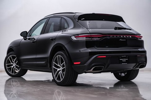Certified 2025 Porsche Macan image 3