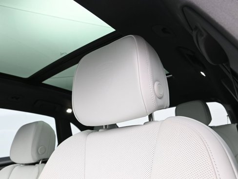 Used 2025 Porsche Macan image 17