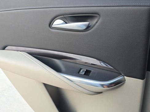 Used 2019 Cadillac XT4 Luxury w/ Cold Weather Package image 17