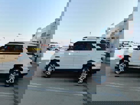Used 2012 Ford Explorer XLT image 2