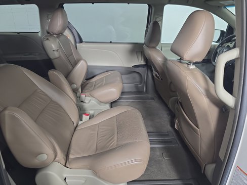 Used 2016 Toyota Sienna LE image 25