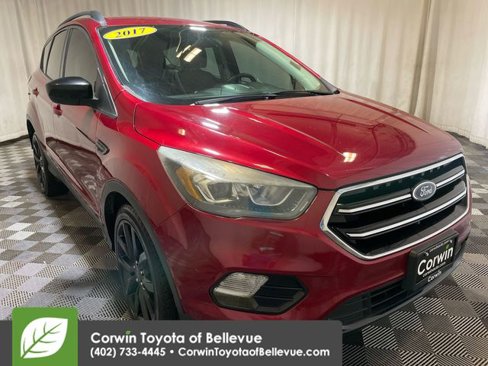 Used 2017 Ford Escape SE w/ SE Sport Appearance Package image 2