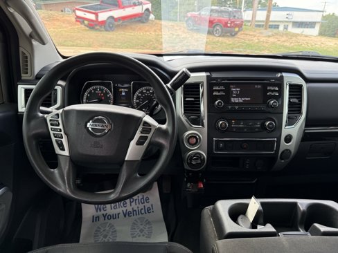 Used 2017 Nissan Titan SV image 10