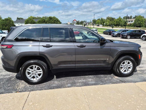 Used 2023 Jeep Grand Cherokee Laredo image 2