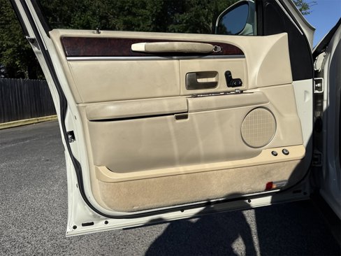 Used 2006 Lincoln Town Car Signature image 14