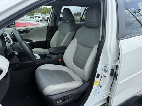 Used 2021 Toyota RAV4 XLE Premium image 14