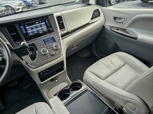 Used 2017 Toyota Sienna XLE Premium image 35