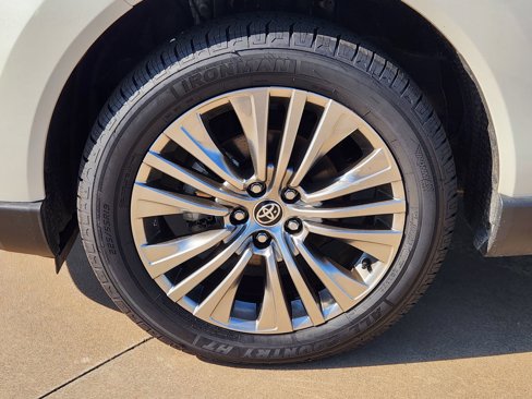Used 2021 Toyota Venza XLE image 13