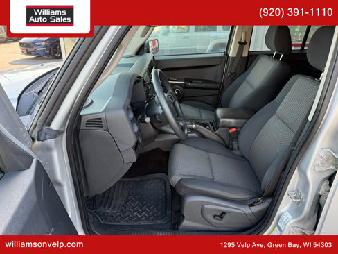 Used 2010 Jeep Commander Sport image 9