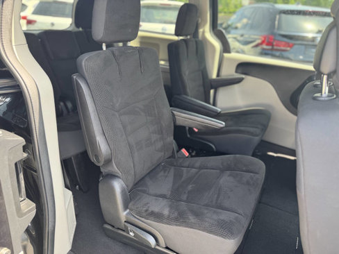 Used 2019 Dodge Grand Caravan SE w/ UConnect Hands-Free Group image 14