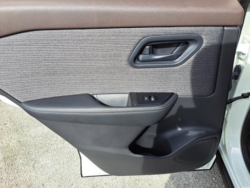 Used 2022 Nissan Rogue S image 9
