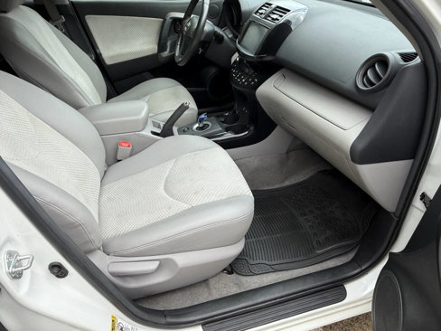 Used 2014 Toyota RAV4 EV image 14