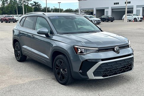 Certified 2025 Volkswagen Taos SE w/ Black Wheel Package image 2