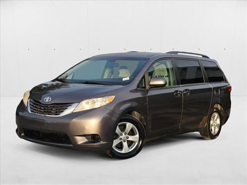 Used 2015 Toyota Sienna LE image 1