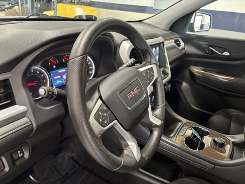 Used 2023 GMC Acadia SLE image 18