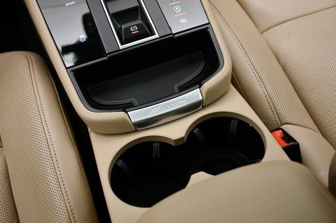 Certified 2023 Porsche Macan image 33