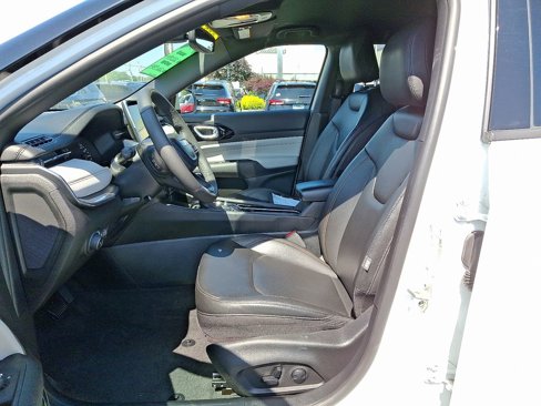 Used 2024 Jeep Compass Limited image 14