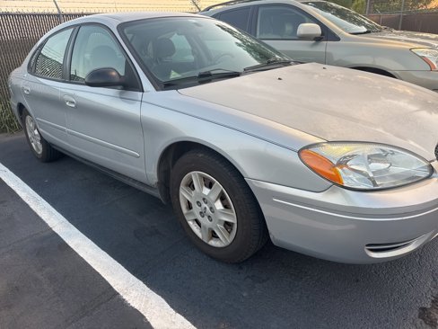 Used 2006 Ford Taurus SE image 2