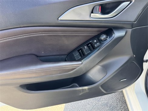 Used 2018 MAZDA MAZDA3 Grand Touring image 12