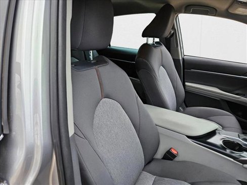 Used 2020 Toyota Camry LE image 19