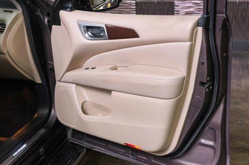 Used 2016 Nissan Pathfinder Platinum w/ Family Entertainment Package image 41