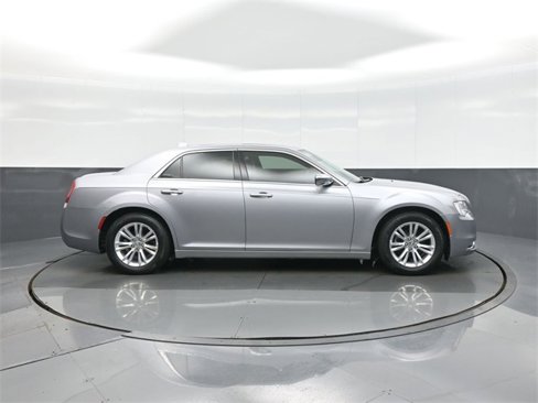 Used 2016 Chrysler 300 C image 8
