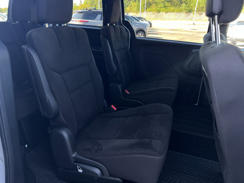 Used 2018 Dodge Grand Caravan SE image 16