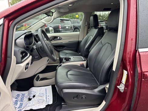 Used 2023 Chrysler Pacifica Touring-L image 14