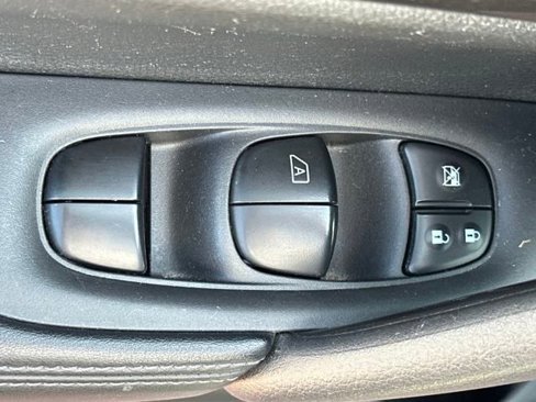 Used 2019 Nissan Rogue SV image 12