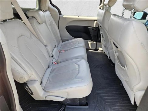 Certified 2018 Chrysler Pacifica Touring-L w/ Premium Audio Group image 16