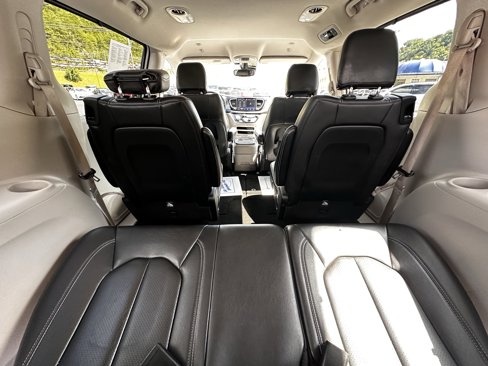 Used 2022 Chrysler Pacifica Touring-L image 23