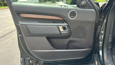 Used 2017 Land Rover Discovery HSE image 15