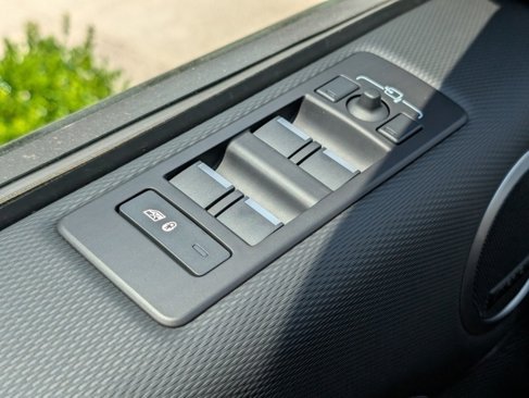 Certified 2024 Land Rover Discovery Dynamic SE image 23